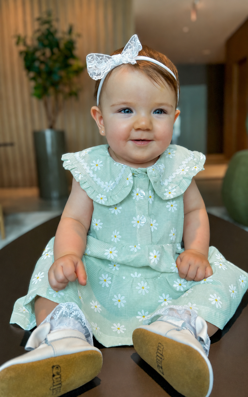 Vestido Verde com Gola Princesa e Estampa Margaridas