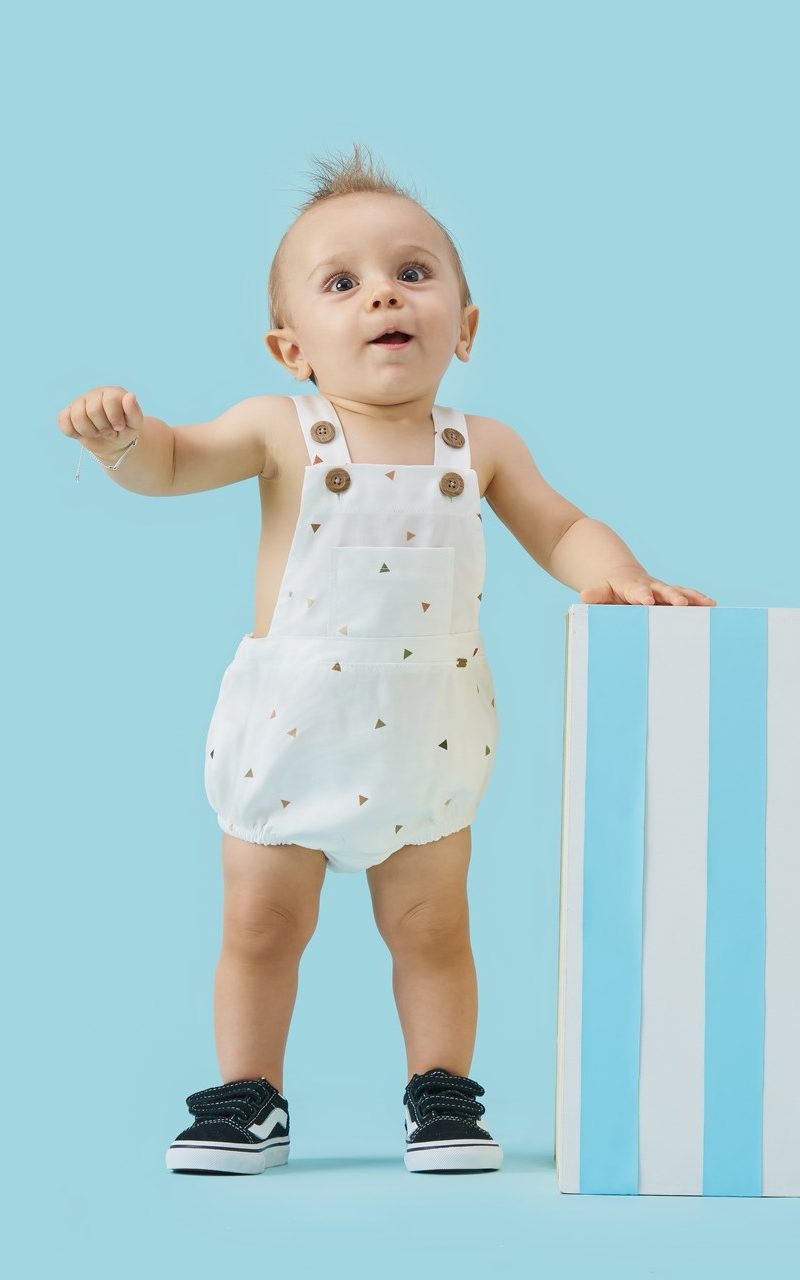 Romper Bebê Menino Off White Estampa Triângulos